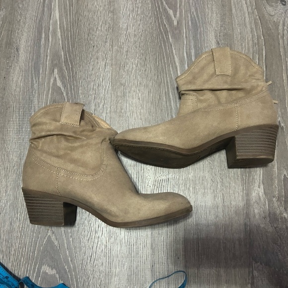Rock & Candy Shoes - Rock & Candy Women's fringe Cream and Tan Boots size 7.5